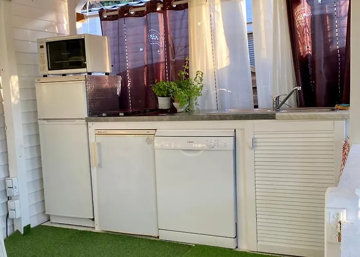 Mobil De Pampelonne Sur Un Tres Bel Emplacement Surplombant La Baie De Pampelonne Saint-Tropez