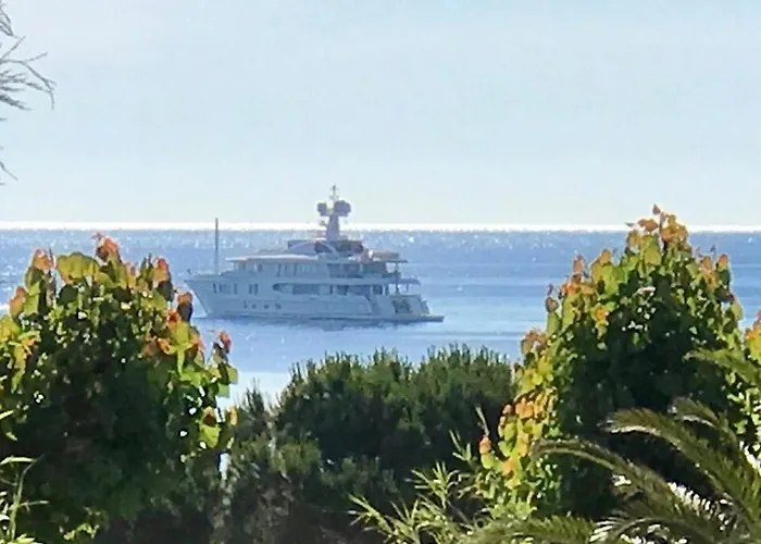 Mobil De Pampelonne Sur Un Tres Bel Emplacement Surplombant La Baie De Pampelonne Saint-Tropez